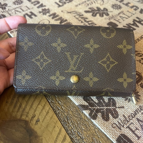 Louis Vuitton Vintage
Monogram TRESOR wallet - Picture 1 of 9